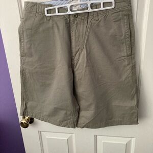 GAP Men's Khaki Flat Front Relaxed fit Shorts. Size 33W